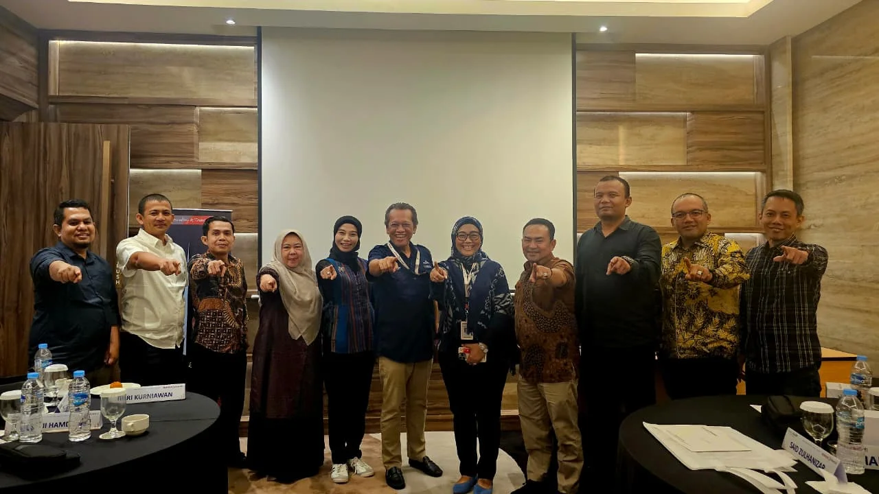 Foto: Para peserta bersama foto bersama dengan pemateri Djoko Nugroho.